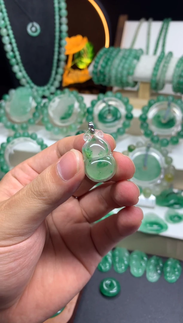 吊坠(不含链)未镶嵌石英质玉（非洲翠）葫芦