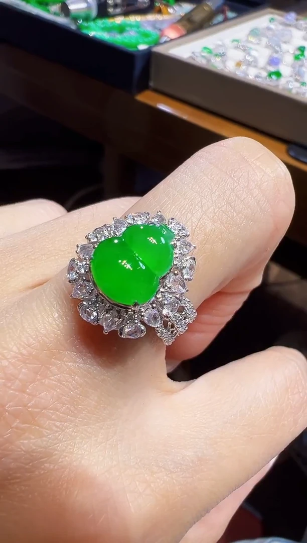 18K金镶嵌戒指翡翠葫芦