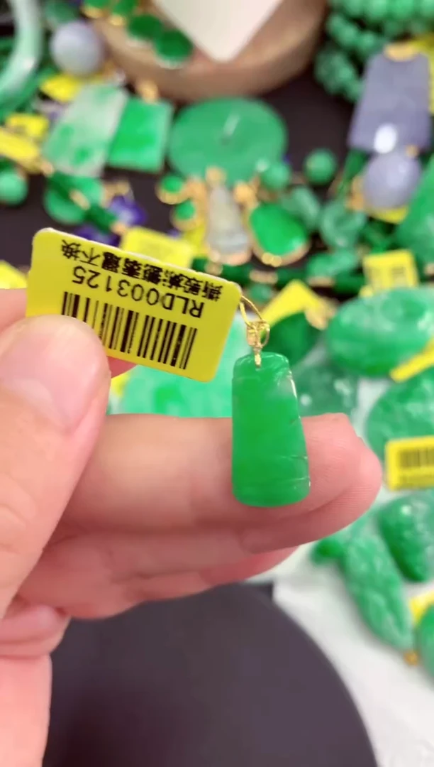 颈饰18K金镶嵌翡翠挂件