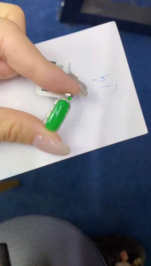 翡翠18K金镶嵌颈饰缅甸天然翡翠A货