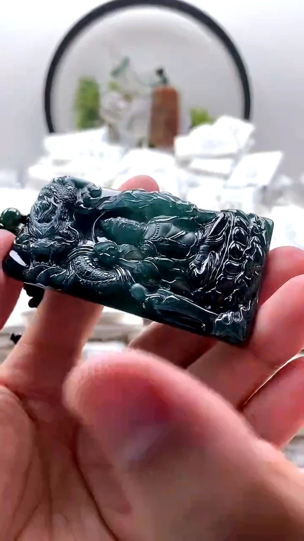 翡翠未镶嵌颈饰虚空藏