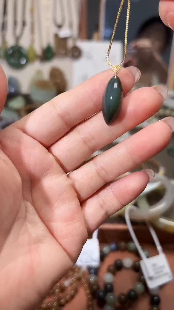 颈饰18K金镶嵌和田玉（碧玉）1