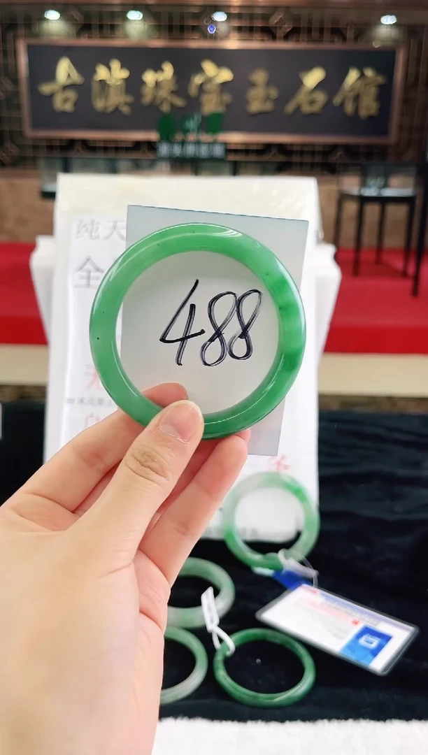 未镶嵌手镯石英质玉（非洲翠）微瑕，一经发货，运费不退介意勿拍