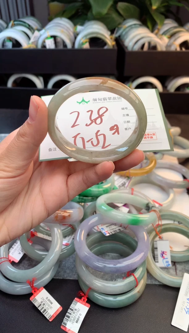 未镶嵌定制翡翠毛货需精细抛光+多人