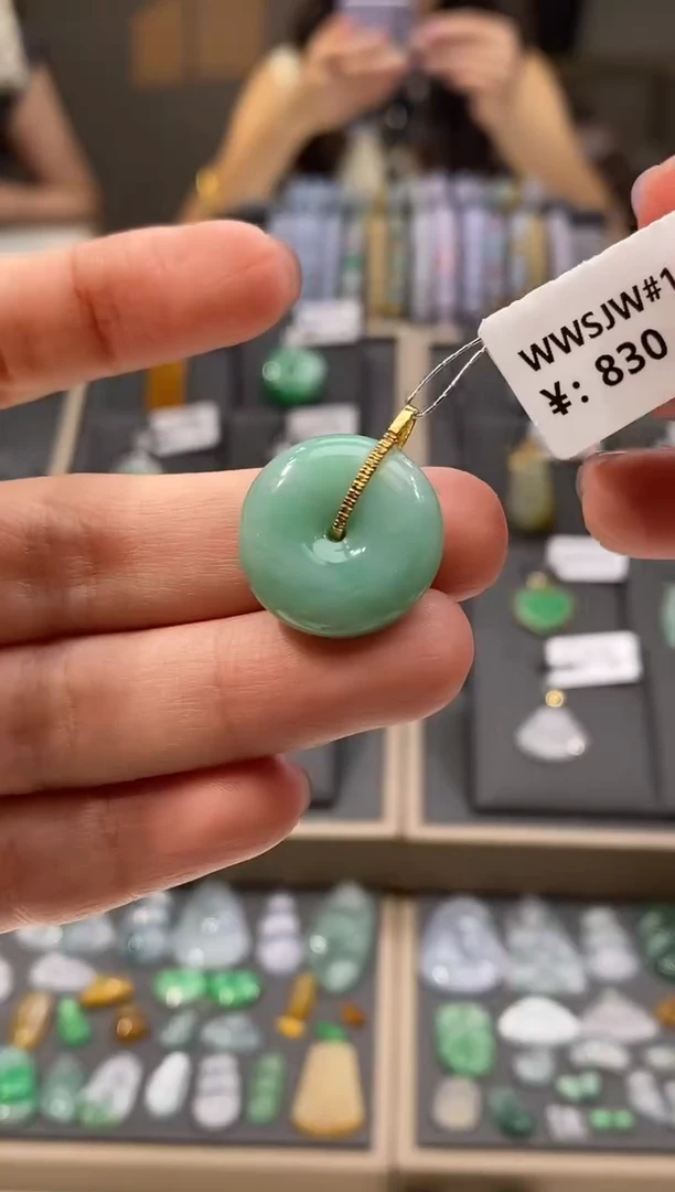 颈饰18K金镶嵌翡翠平安扣