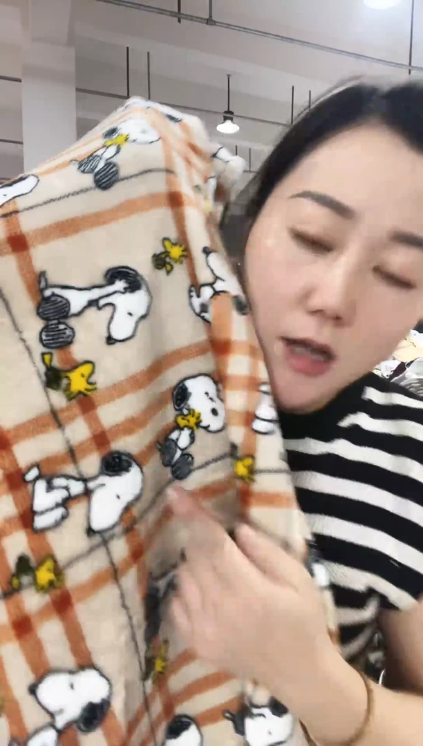 混纺主播手上展示的产品