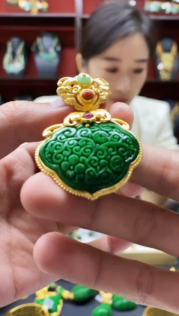 颈饰未镶嵌翡翠吊坠