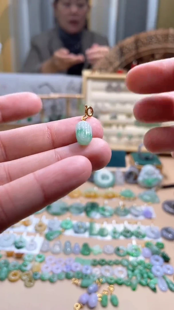 【闪购商品】翡翠颈饰未镶嵌花滴流