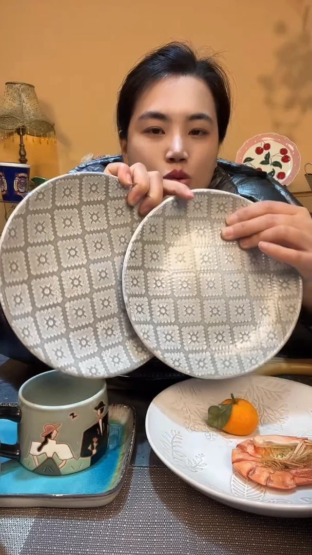 瓷片2个8英寸浮雕盘 微瑕介意勿拍