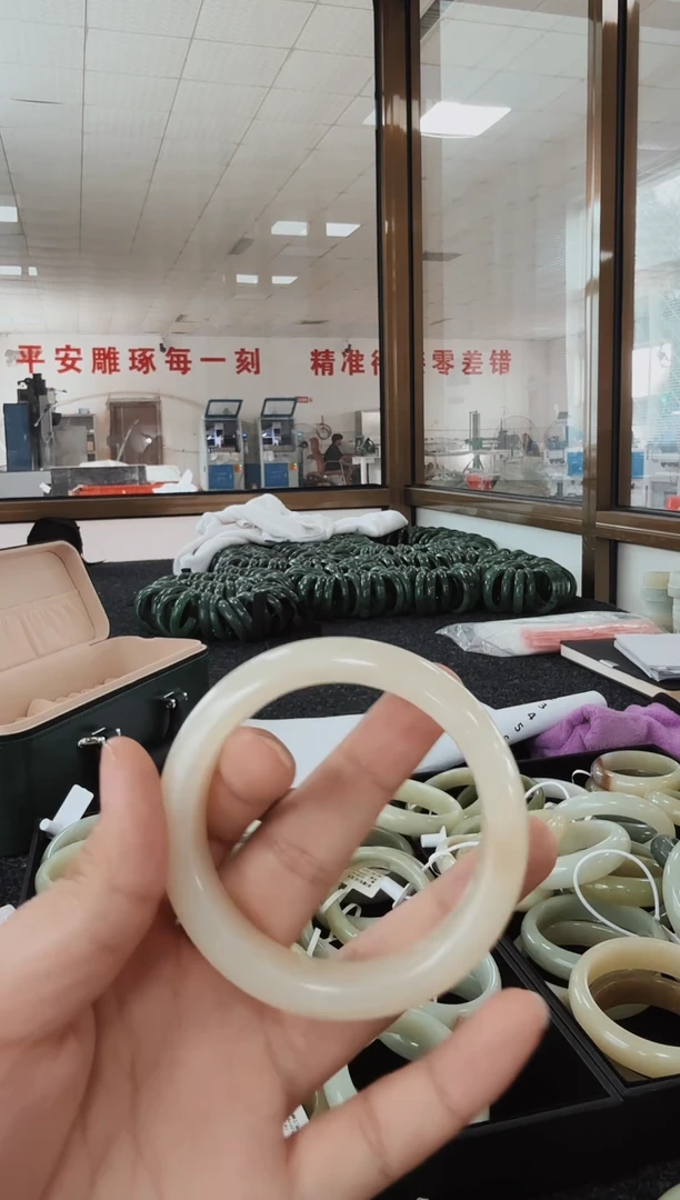 和田玉（白玉）手镯未镶嵌白玉 圈口58mm