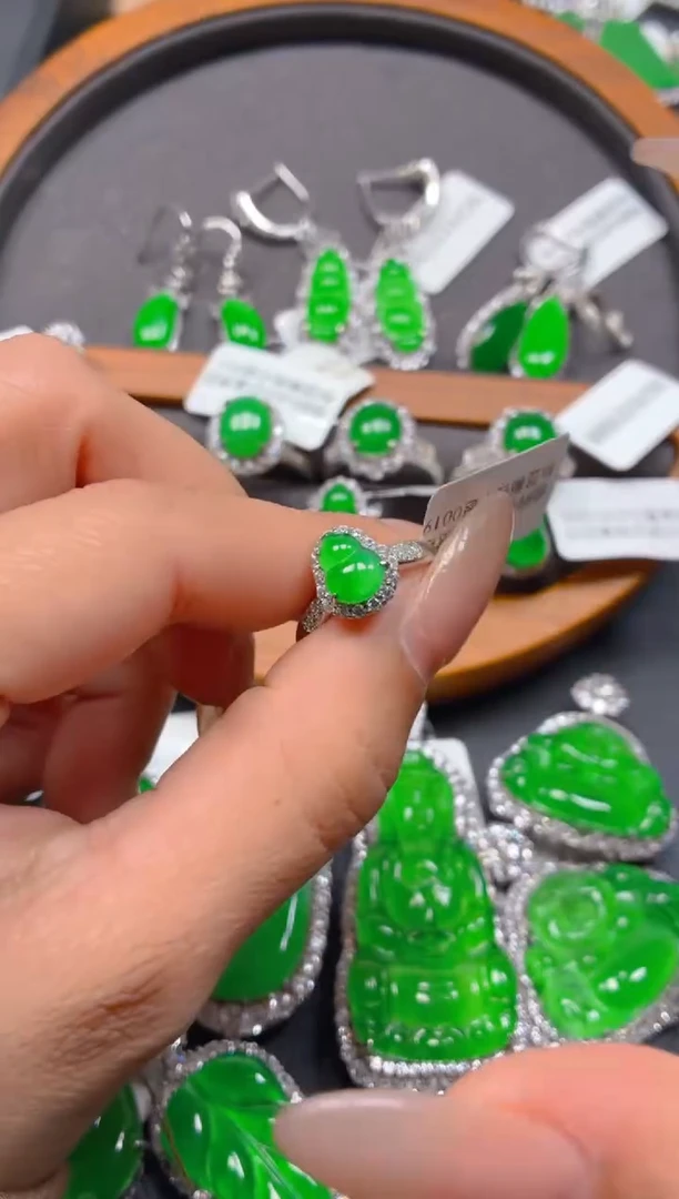 银S925镶嵌翡翠耳饰1