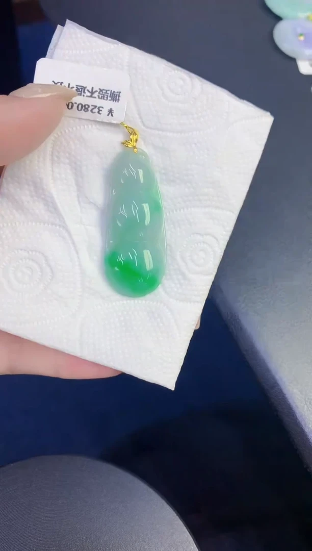 颈饰18K金镶嵌翡翠缅甸天然翡翠A货