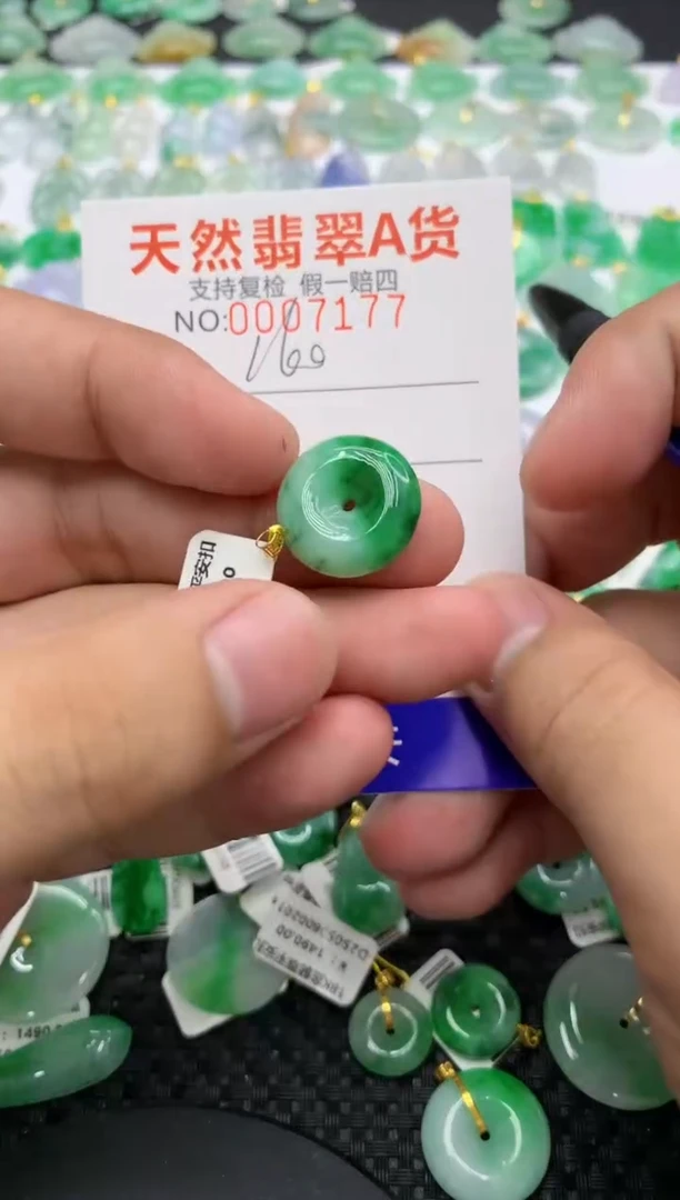 翡翠18K金镶嵌颈饰111111111111