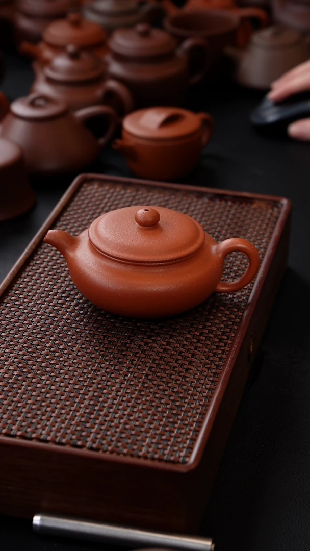 【闪购商品】扁腹 原矿紫砂壶 165CC高纯度红降坡