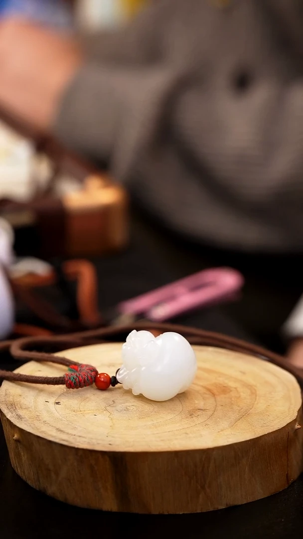 颈饰未镶嵌和田玉白玉油润手工雕刻小猪挂件