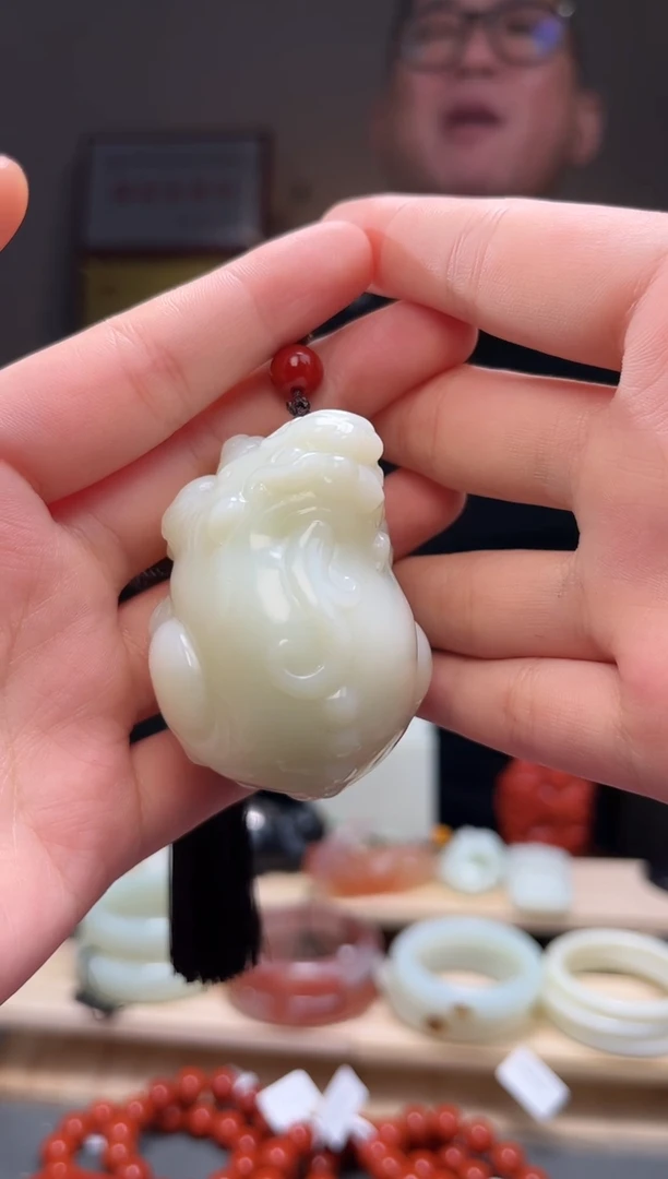 颈饰未镶嵌和田玉羽**弦手把件