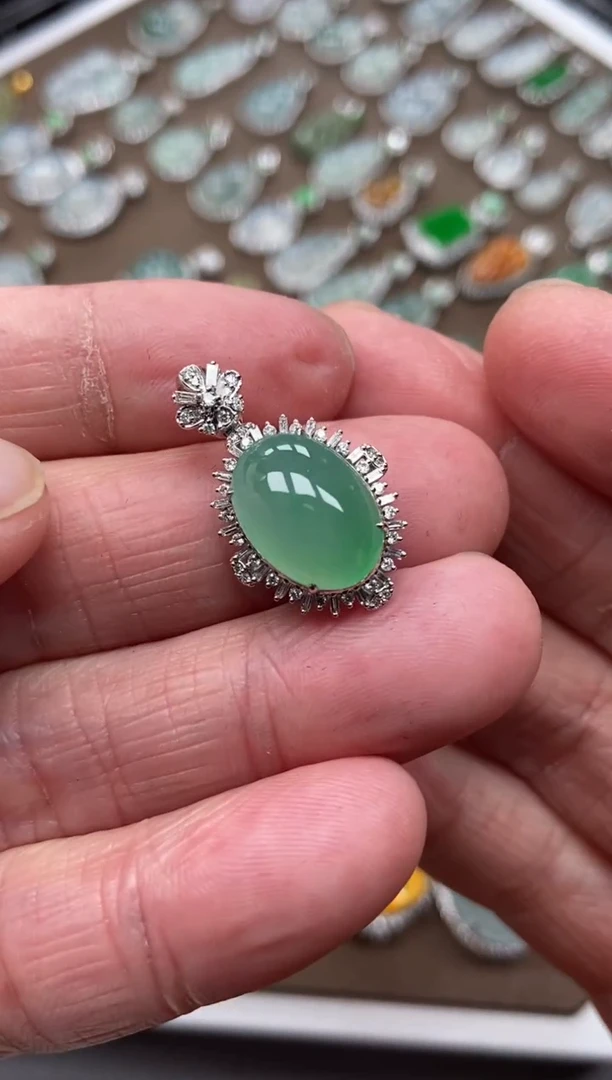 【闪购商品】翡翠吊坠(不含链)18K金镶嵌蛋面