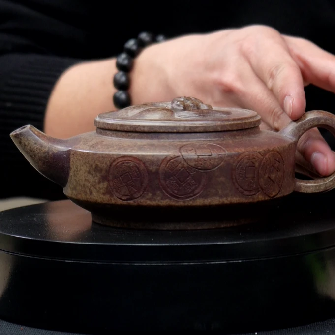 【一品紫砂甄选】刻绘云雾沉香泥马到成功手工紫砂壶