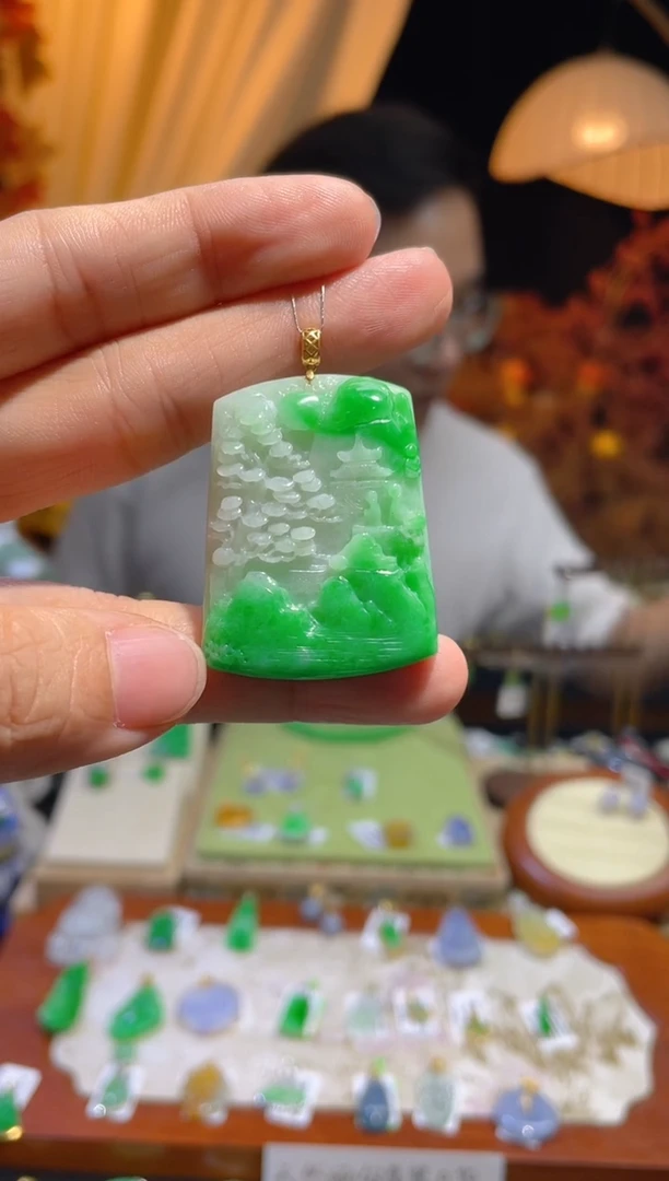 翡翠18K金镶嵌颈饰山水