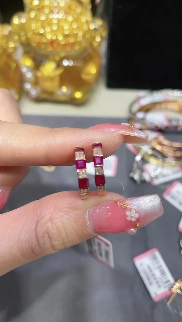 18K金镶嵌天然红宝石耳饰