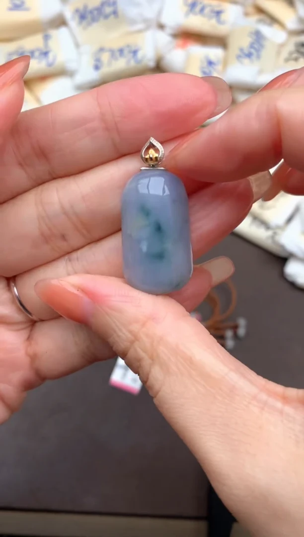 18K金镶嵌挂件翡翠一