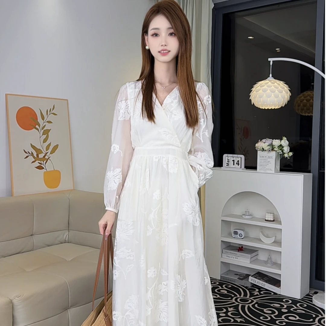 法式氛围感绣花长袖连衣裙A字版显高显瘦2025款早春新款显瘦长裙