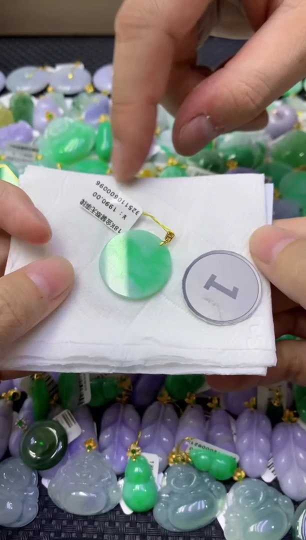 颈饰18K金镶嵌翡翠天然缅甸翡翠A货