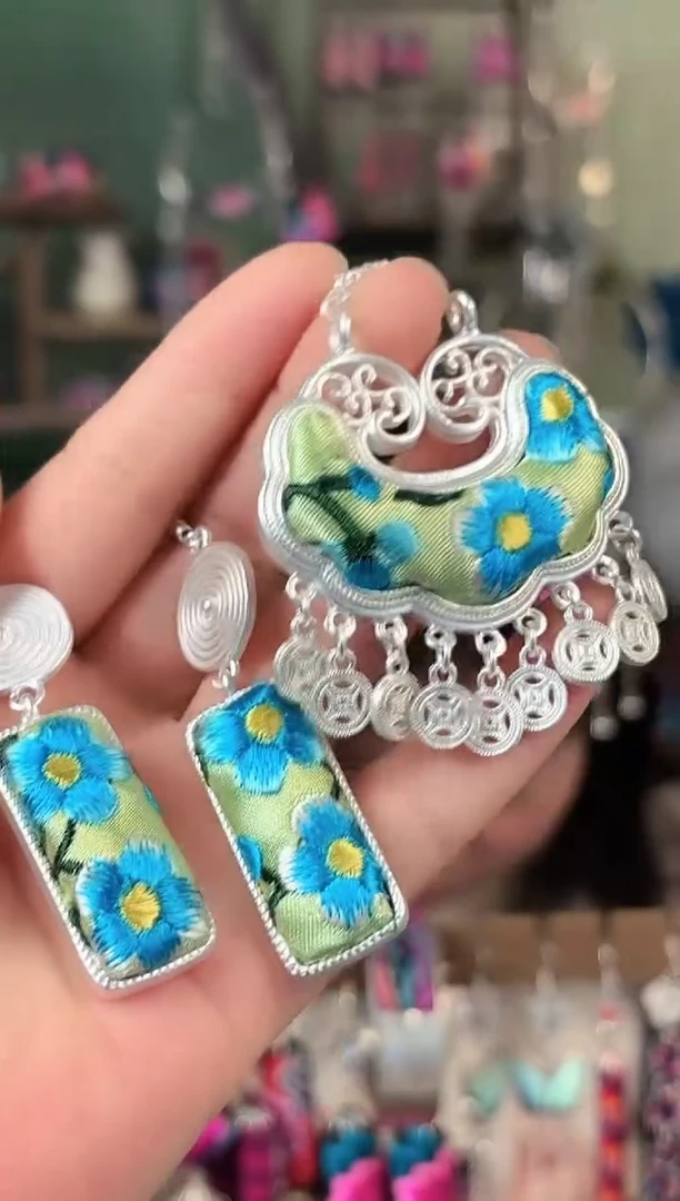 彩云南阁非遗老绣饰品554*