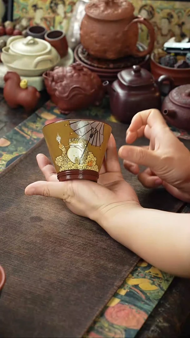 底槽清粉浆泥绘金蟾紫砂杯