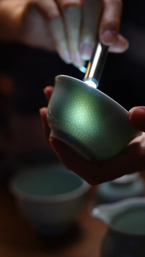 玲珑青瓷—满雕压手杯