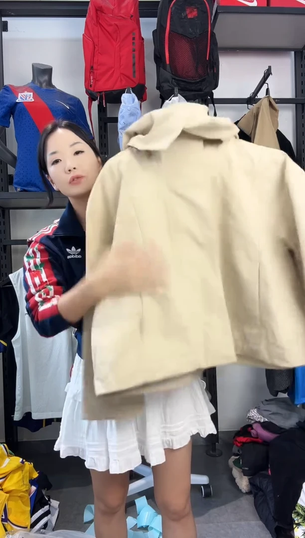 104   编码 瑕疵款直播间过款为准 尺码 160 有点污渍