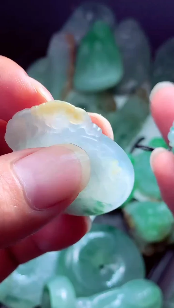 未镶嵌定制翡翠雨***?翡翠毛货定制