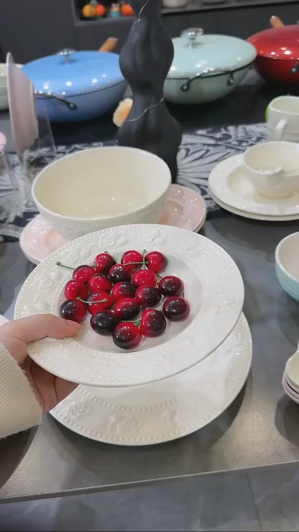 【闪购商品】瓷浮雕草莓陶瓷浅盘2件套-8寸奶油白