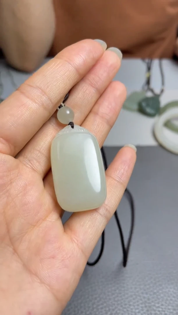 和田玉未镶嵌颈饰.