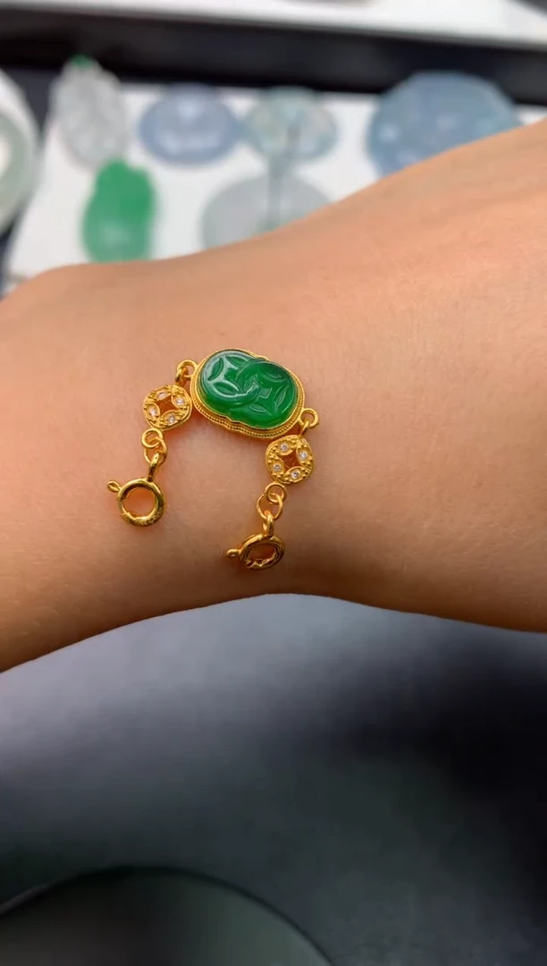 翡翠未镶嵌颈饰无鉴赏期无证书 一个