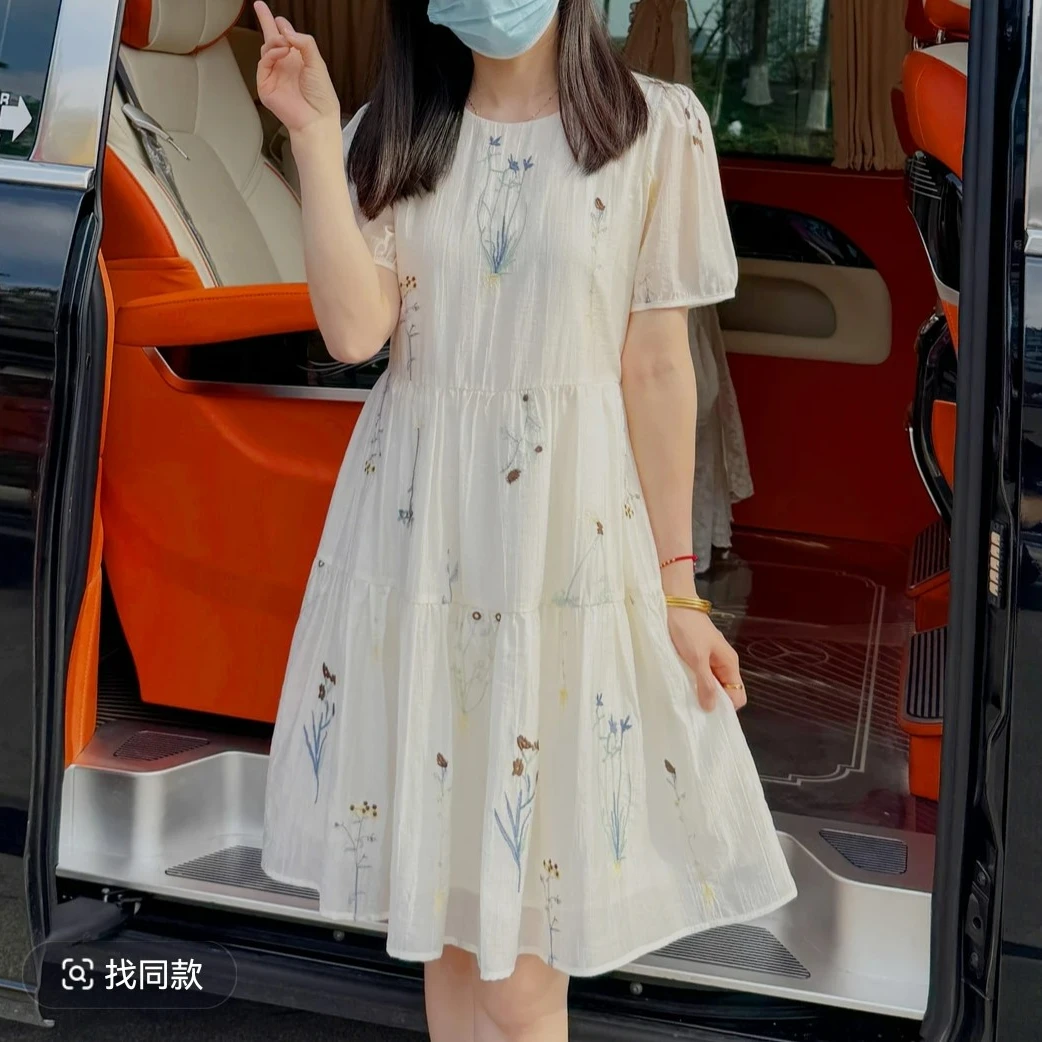 2025新款气质碎花法式温柔夏季小众显瘦绣花裙子设计感时尚连衣裙