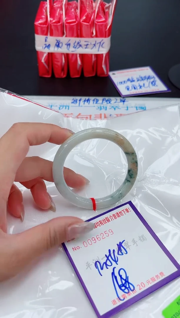 翡翠手镯未镶嵌1