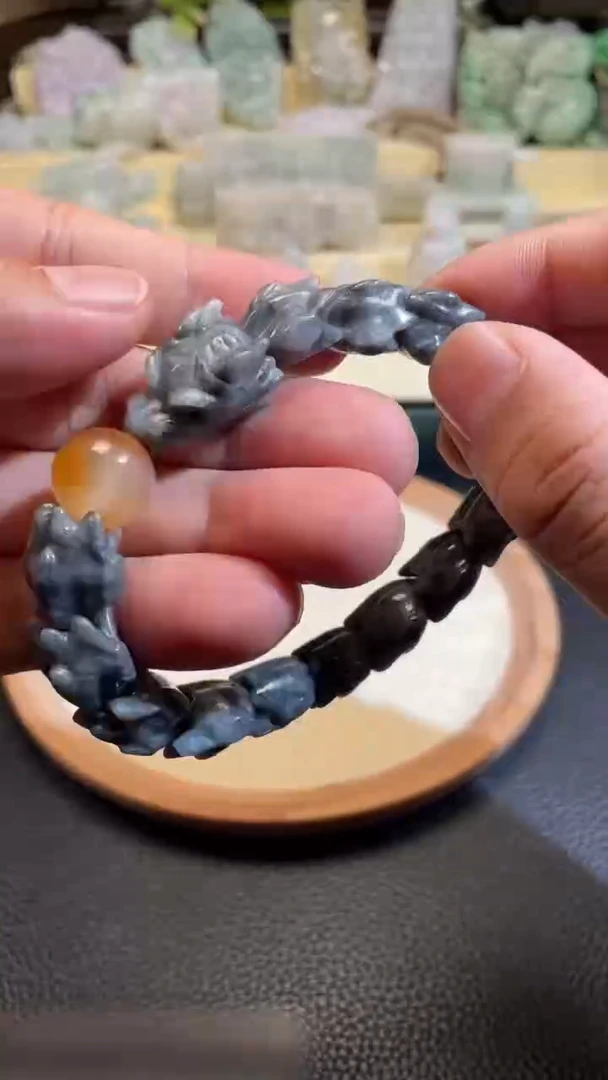 翡翠未镶嵌颈饰7/14/199