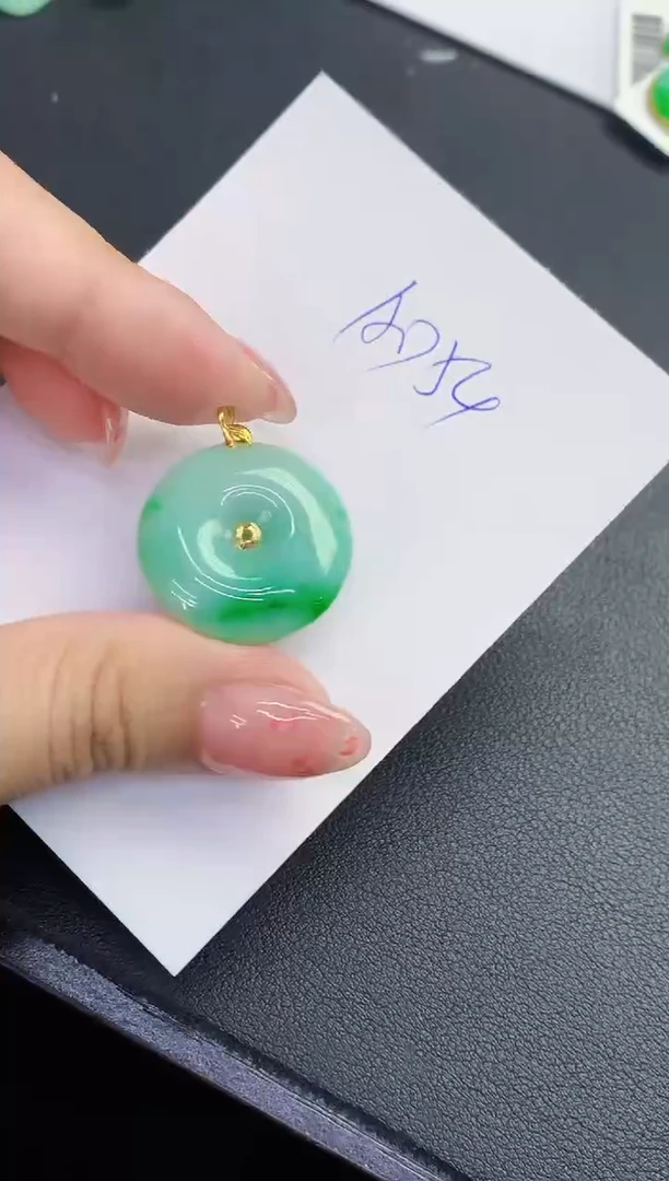 翡翠18K金镶嵌颈饰缅甸天然翡翠A货