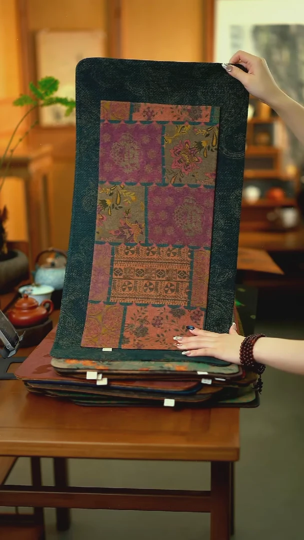 大孔雀加小墨马听茶