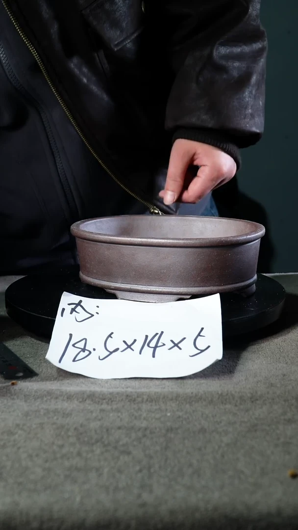 A宜兴紫砂小花盆