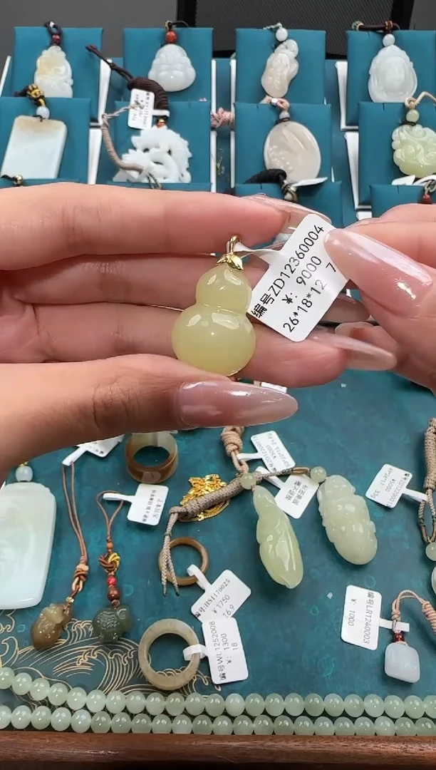 颈饰未镶嵌和田玉吊坠  ZD