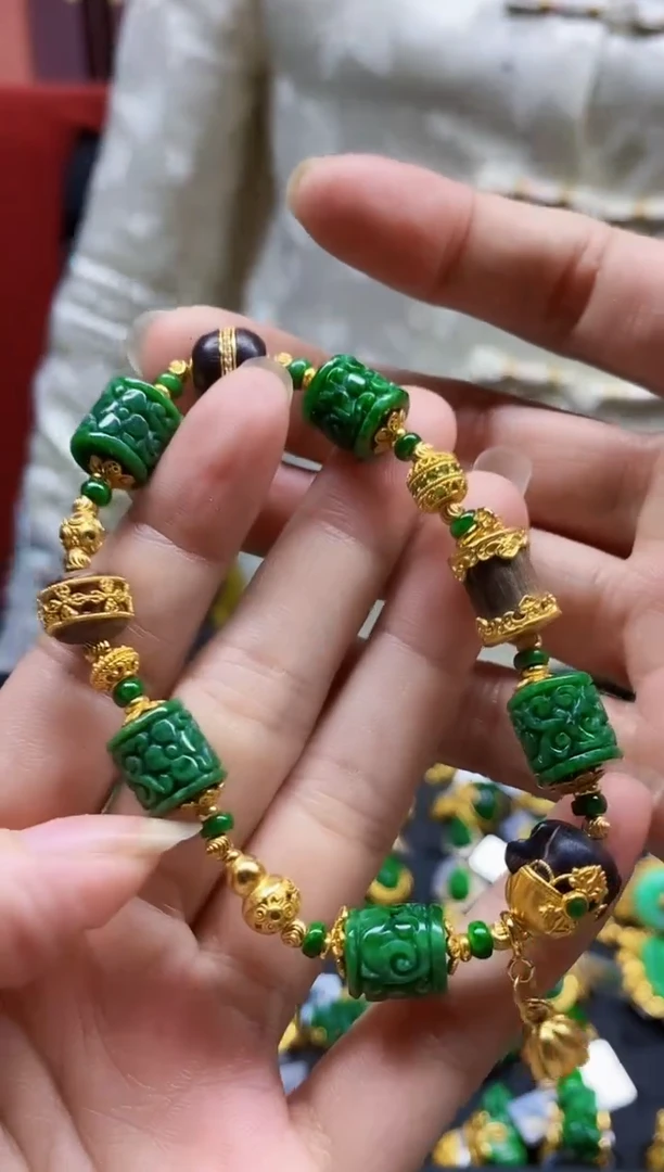 颈饰未镶嵌翡翠手串