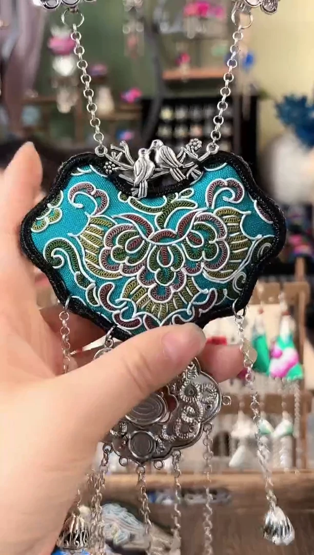 彩云南阁非遗老绣苗银饰品204