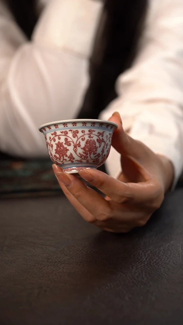 研山琢器釉里红缠枝莲小压手杯