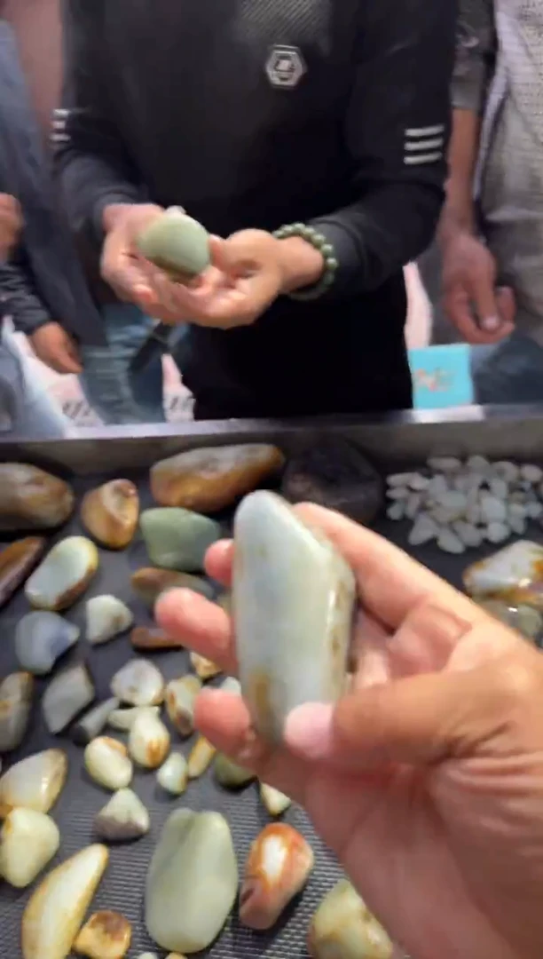未镶嵌和田玉（糖玉）挂件和田玉