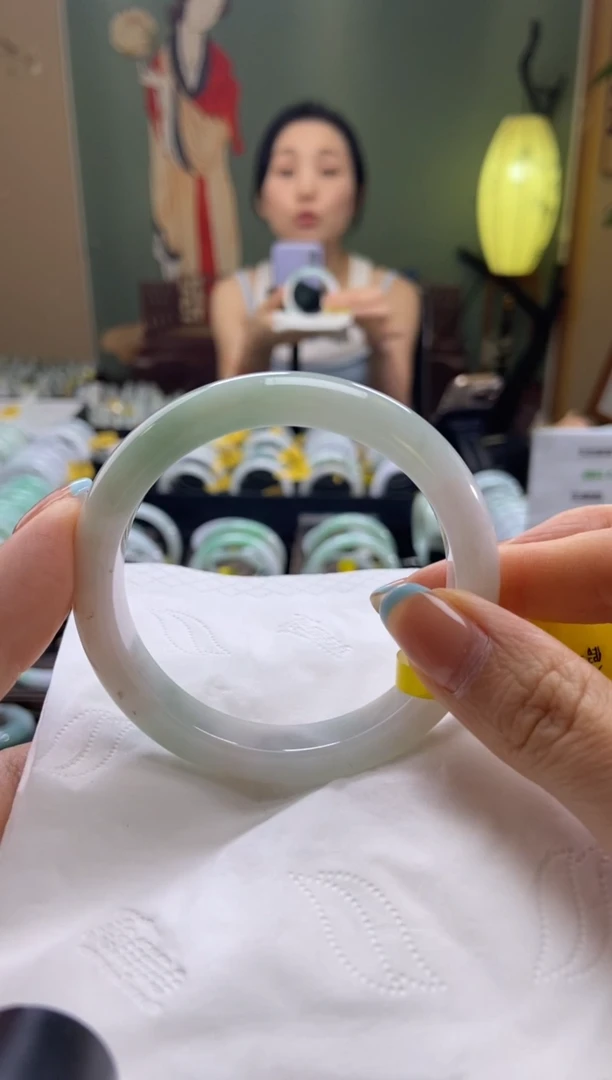 翡翠手镯未镶嵌迪****员55.6圈口t