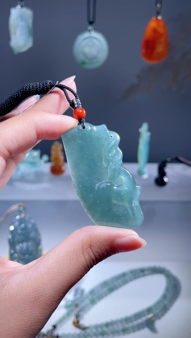 翡翠未镶嵌颈饰鹿牌