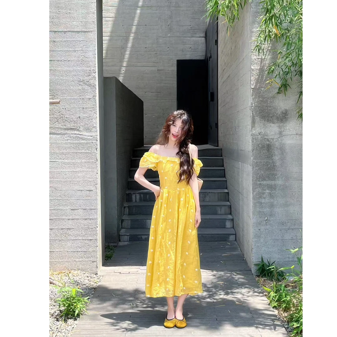 法式气质黄色连衣裙子女夏季2025新款小众设计温柔风方领显瘦长裙