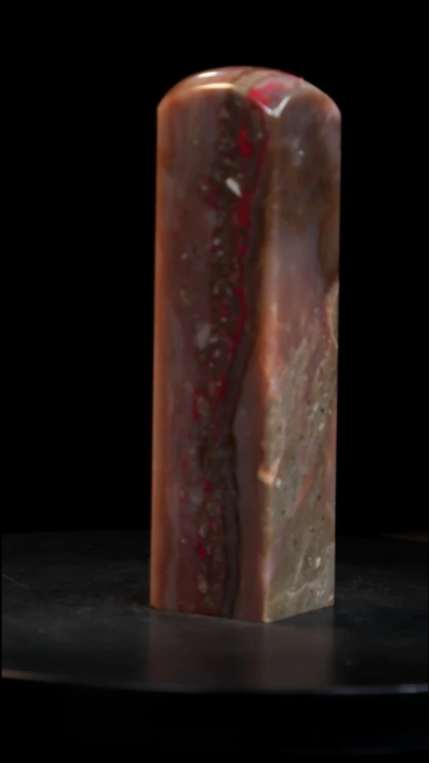 昌化石牛角冻鸡血石